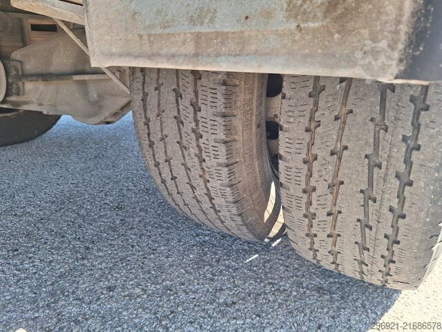 Closed van with rear tail lift Iveco DAILY 60C15