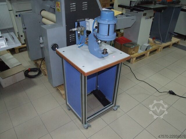 Ösmaschine Eyeletting machine for advertising banners