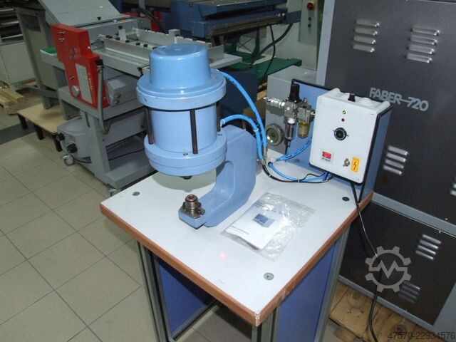Ösmaschine Eyeletting machine for advertising banners