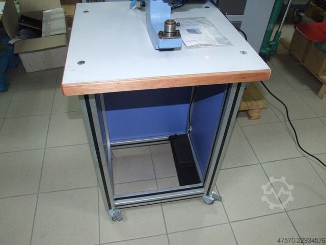 Ösmaschine Eyeletting machine for advertising banners