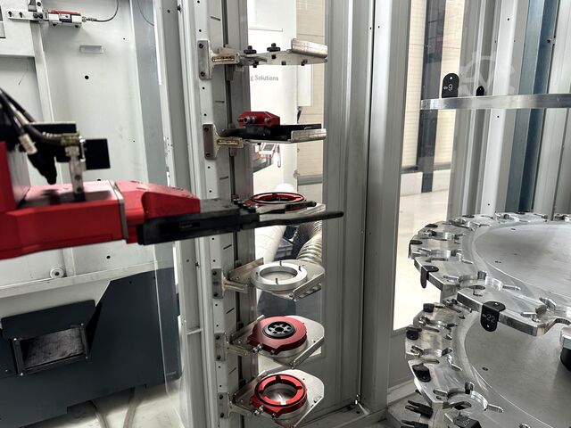 Vertikale Bearbeitungszentren + Roboter Mikron HSM 600 U + 400 U + Robot