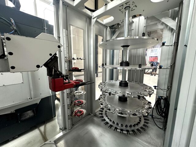 Vertikale Bearbeitungszentren + Roboter Mikron HSM 600 U + 400 U + Robot