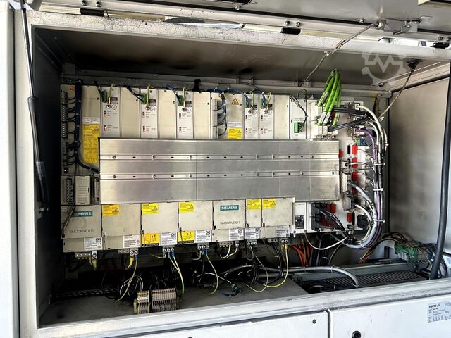 Vertikale Bearbeitungszentren + Roboter Mikron HSM 600 U + 400 U + Robot