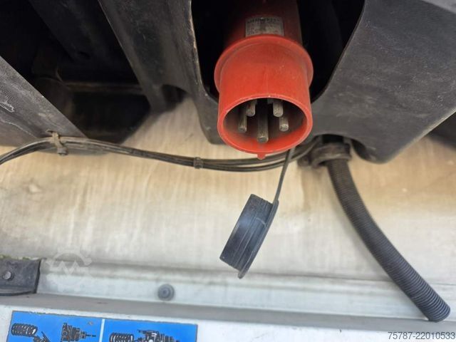 Reefer semitrailer SCHMITZ CARGOBULL Tiefkühler, 3 Kammern, Lenkachse, Carrier Vector