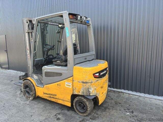 Electric 4-wheel forklift Jungheinrich EFGS30