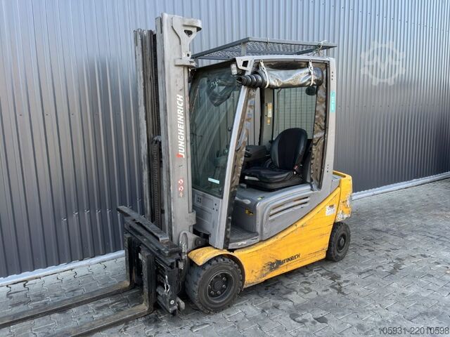 Electric 4-wheel forklift Jungheinrich EFG320