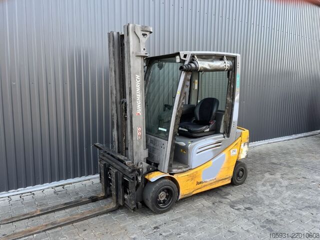 Electric 4-wheel forklift Jungheinrich EFG320