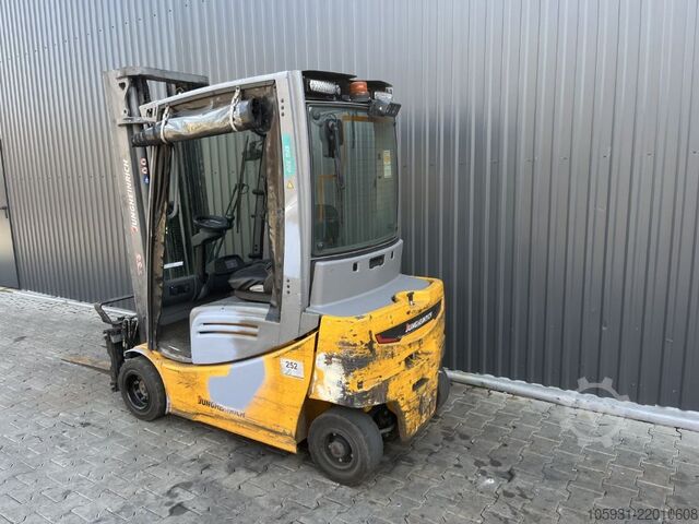 Electric 4-wheel forklift Jungheinrich EFG320