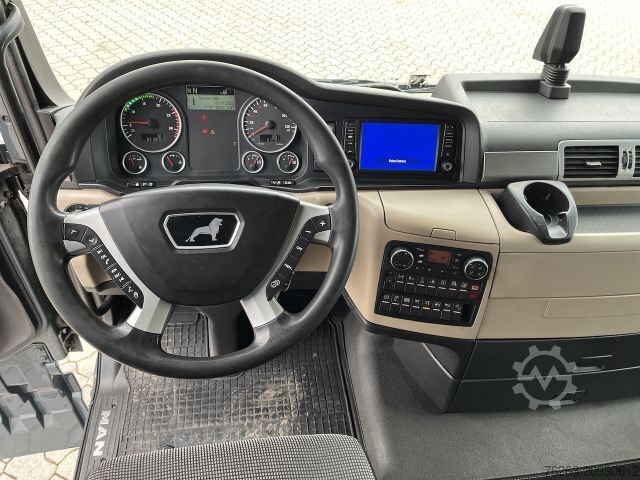 LKW mit Getränkeaufbau MAN TGX 26.500 6x2 Fahrgestell / Lenk-Liftachse /AHK