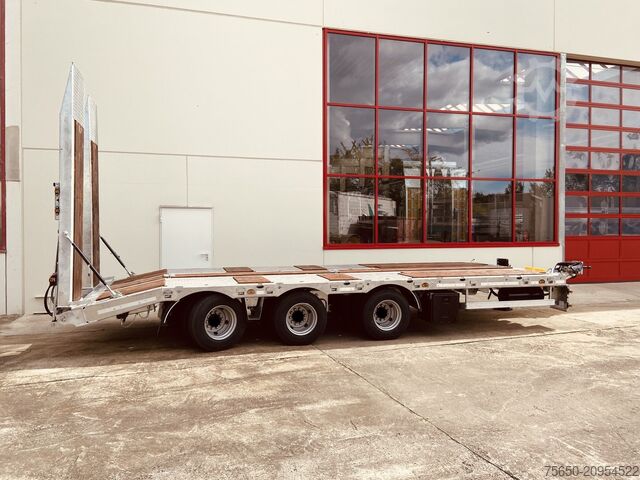 Low loader trailer Möslein TT 31  31 t GG Tridem- Tieflader 3 Achs, gelenktNeufahrzeug