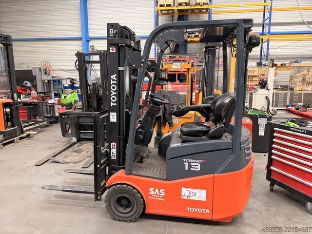 Electric 3-wheel forklift Toyota 7FBEST13