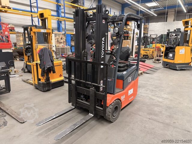 Electric 3-wheel forklift Toyota 7FBEST13