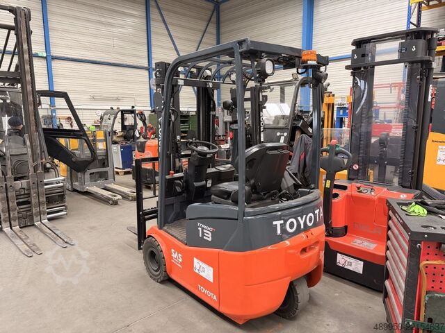 Electric 3-wheel forklift Toyota 7FBEST13