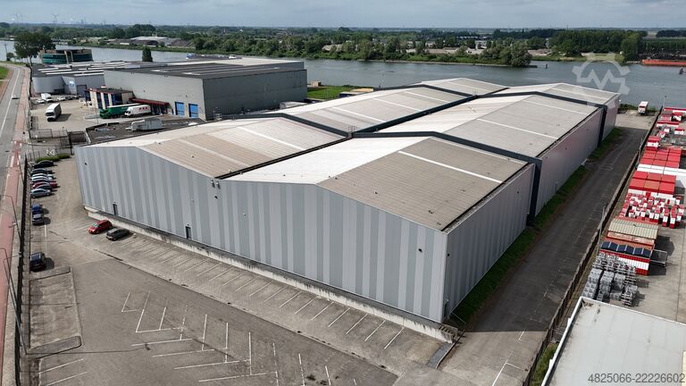 Stahlkonstruktion mit 9.800 m² Steelconstruction 9.800m² 