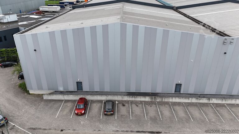 Stahlkonstruktion mit 9.800 m² Steelconstruction 9.800m² 