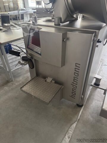 Meat processing machine NADZIEWARKA HANDTMANN Z OBKRĘCARKĄ VF616