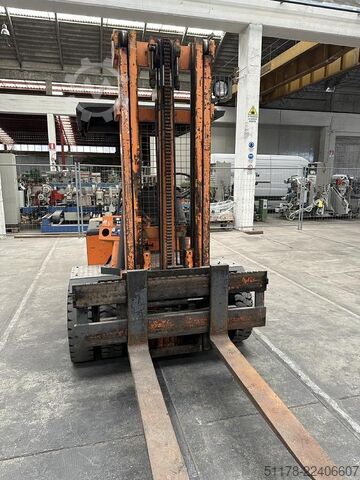 Lugli 40C Dieselstapler Baujahr 1990, zwillingsbereift, mit Seitenschub. Lugli 40C