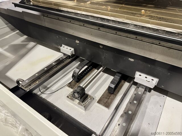 VERTIKALES BEARBEITUNGSZENTRUM HAAS VF-6/40HE