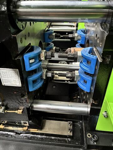 Spritzgießmaschine YIZUMI UN60A5/ IU295