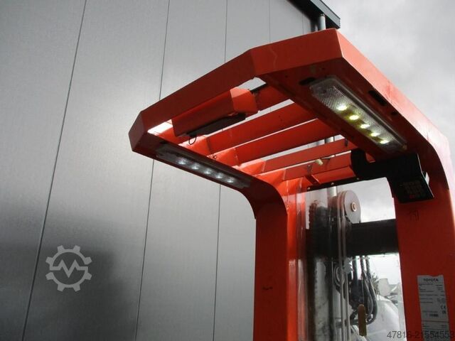 Hochhubkommissionierstapler TOYOTA OME 100M