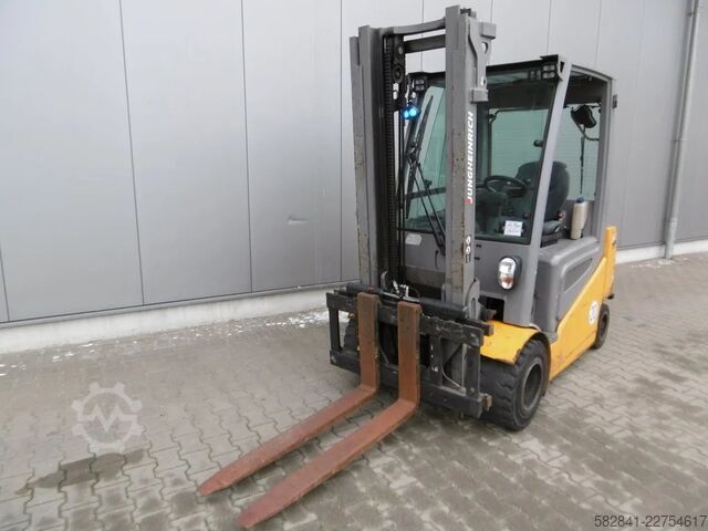 Electric 4-wheel forklift JUNGHEINRICH EFG S 30sG180-330ZT