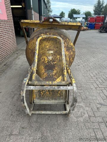 Concrete machine  Beton kubel - Gebruikt