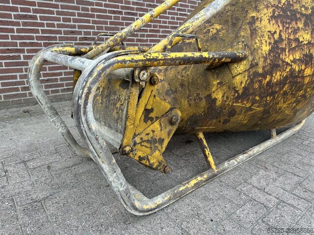 Concrete machine  Beton kubel - Gebruikt