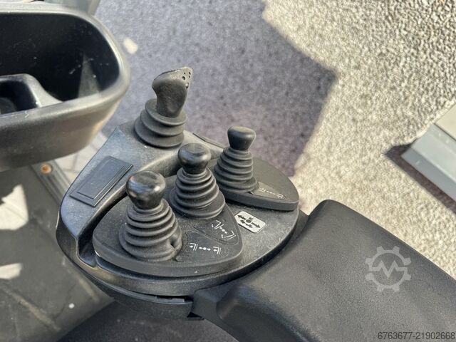 Linde H18T-01 Triplex 490 Freelift / Sideshift LPG 2012 LINDE H18T-01 Triplo 490 Freelift / Sideshift LPG 2012