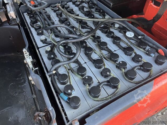 Electric 3-wheel forklift Linde E16C-02