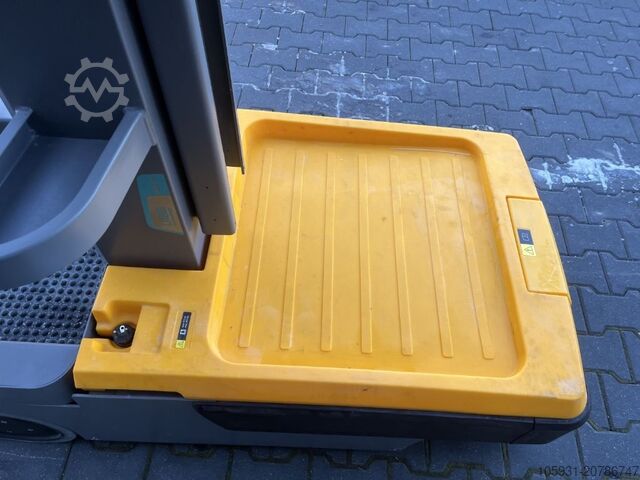 Mittelhubkommissionierer Jungheinrich EKM202