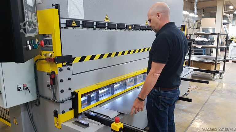 Kombinierte Schere-Abkantpresse, 100 t, 3 Achsen  COMBI