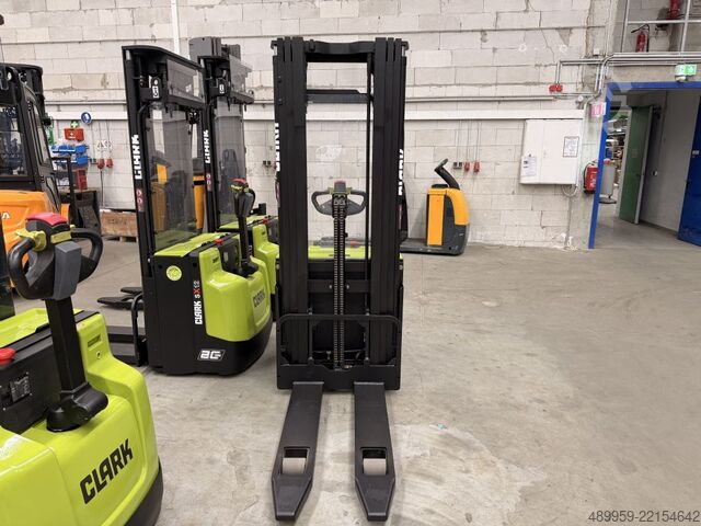 High Lift stacker Clark SX 12
