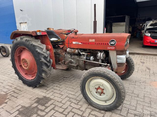 Klassischer Traktor Massey Ferguson 140