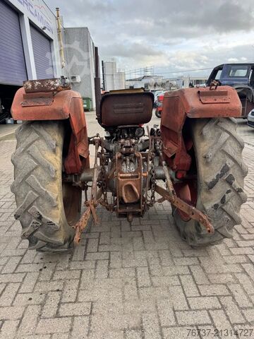 Klassischer Traktor Massey Ferguson 140