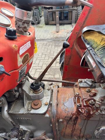 Klassischer Traktor Massey Ferguson 140