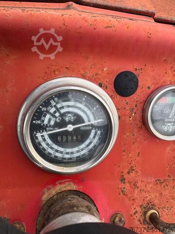 Klassischer Traktor Massey Ferguson 140