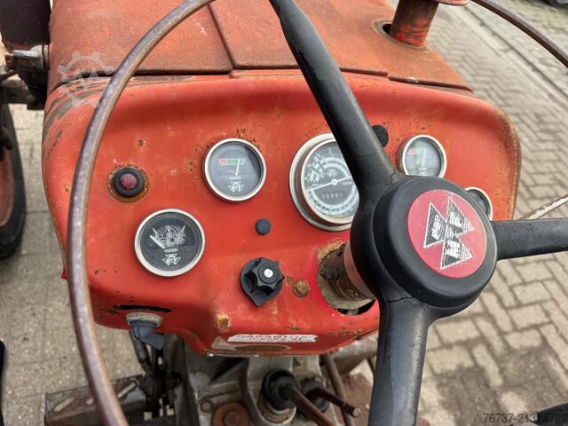Klassischer Traktor Massey Ferguson 140