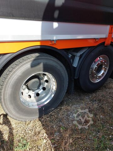 Truck with flatbed and tarpaulin Renault T