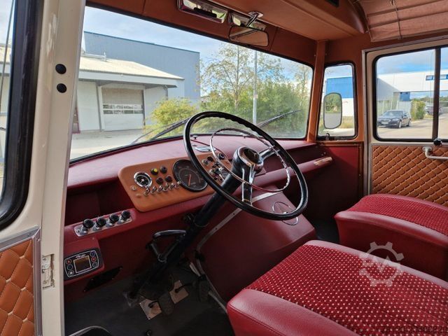 Kleinbus MERCEDES-BENZ Vorgänger Sprinter O 319 Samba mit Faltdach AC