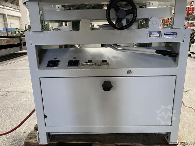 Double tilting vertical cutting machine  