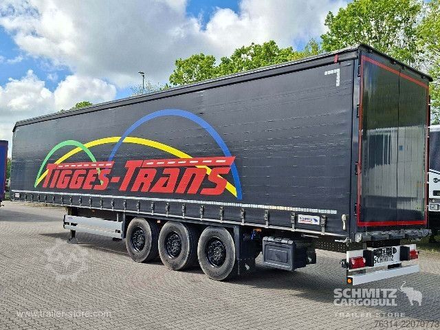 Auflieger mit Pritsche & Plane Schmitz Cargobull Curtainsider Standard Getränke