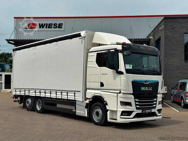 Flatbed truck with tarp MAN TGX 26.440 6x2 mit Schwerlast-Ladebordwand Rampe