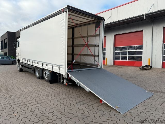 Flatbed truck with tarp MAN TGX 26.440 6x2 mit Schwerlast-Ladebordwand Rampe