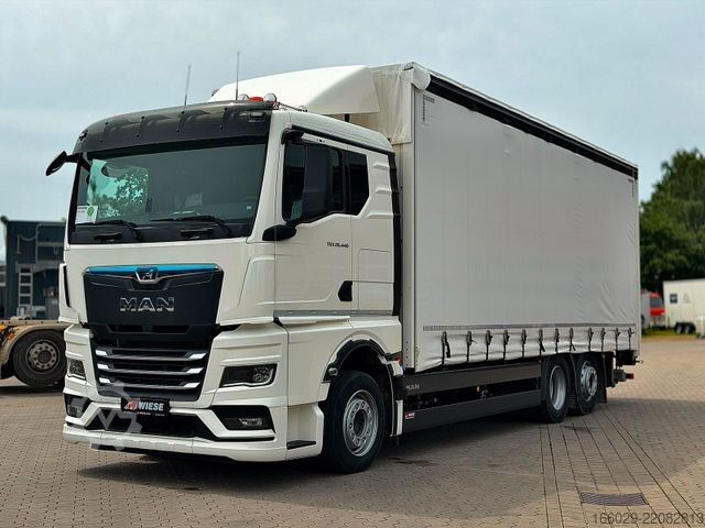 Car carrier truck MAN TGX 26.440 6x2 mit Schwerlast-Ladebordwand Rampe