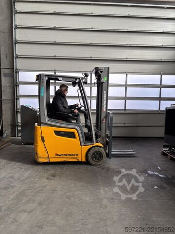 Electric - 3 wheels Jungheinrich EFG 215  Triplex