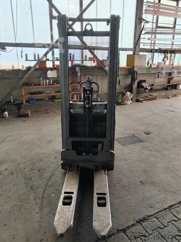 Pallet Stackers Still EXV14