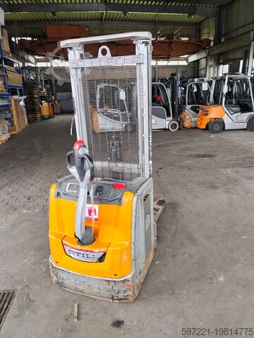 Pallet Stackers Still EXV14