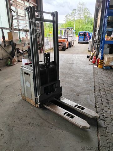 Pallet Stackers Still EXV14
