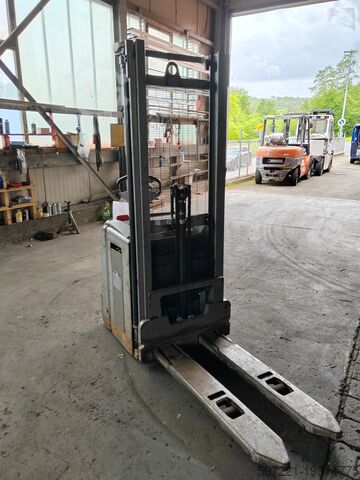 Pallet Stackers Still EXV14