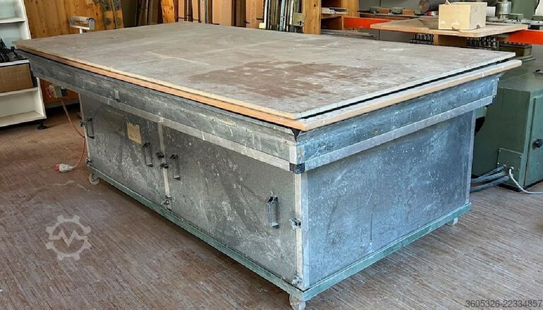 Grinding table with extraction  